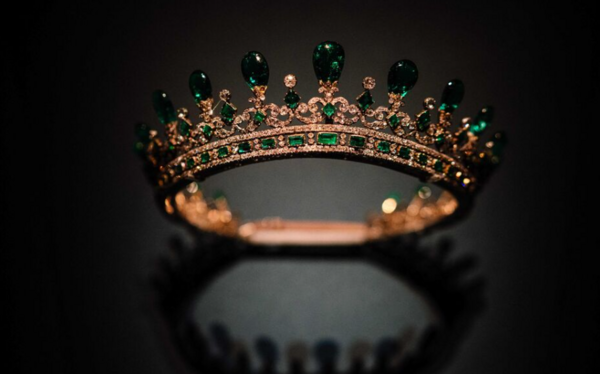 Photographie du diadème en or serti de diamants et d’émeraudes, ayant appartenu à la reine Victoria. La photographie est très contrastée, de façon à mettre le diadème en valeur.